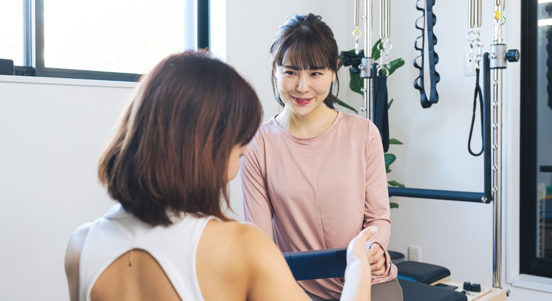 少人数制レッスンで個別サポートする様子